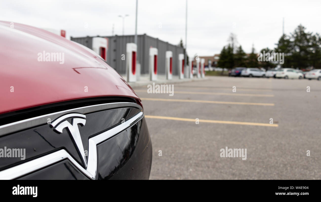 Rosso Modello Tesla S della griglia anteriore logo che si vede in-parte anteriore della Tesla a CF Markham Supercharger ubicazione. Foto Stock