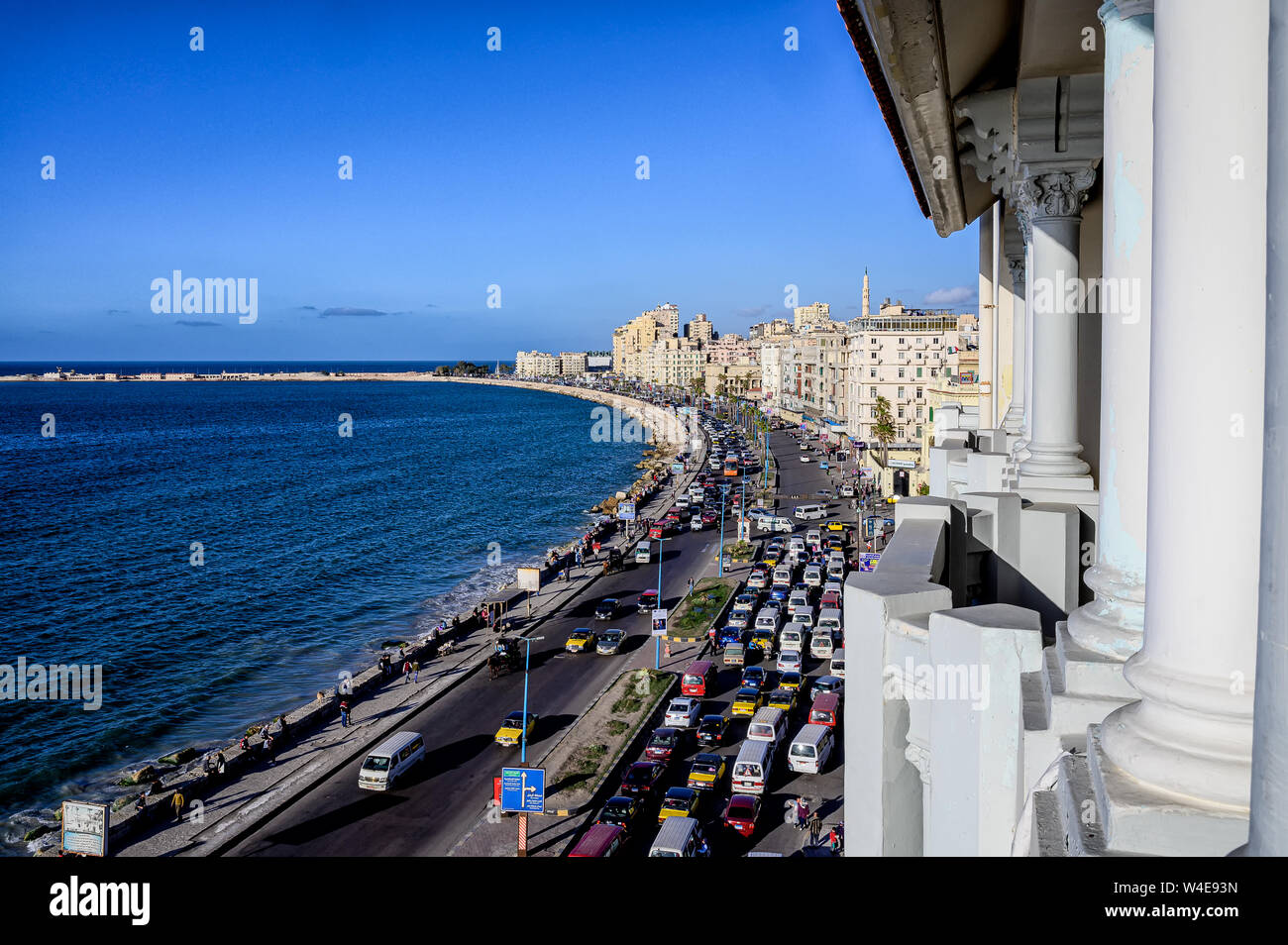 Guardando il traffico sulla Corniche ad Alessandria, lo storico Cecil Hotel Foto Stock