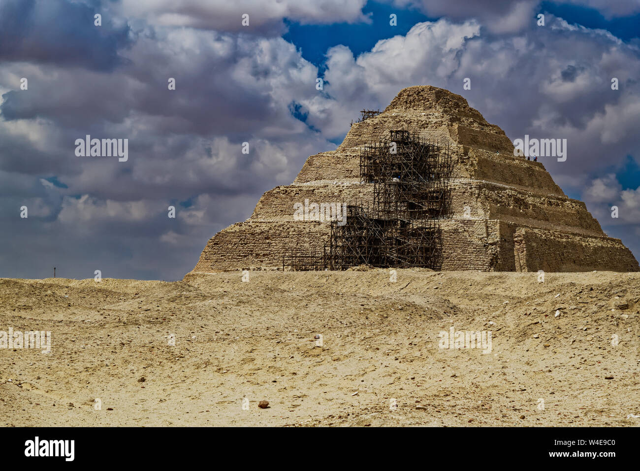 La fase di piramide di Djoser a Saqqara, Egitto. Saqqara è stato il terreno di sepoltura che è servita come la necropoli dell'antica capitale egiziana di Memphis Foto Stock