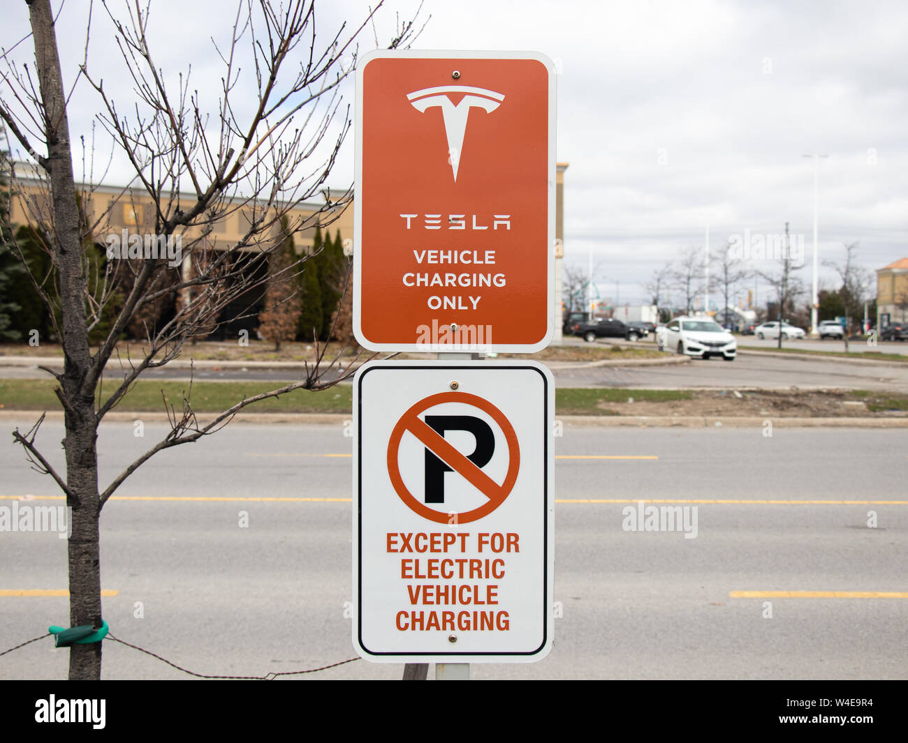 Tesla di ricarica del veicolo solo firmare e nessun parcheggio tranne per il veicolo elettrico segno di carica a Vaughan Mills Tesla Supercharger ubicazione. Foto Stock