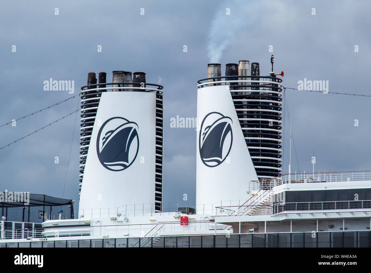 Holland America Line loghi sono visto sullo scarico di pile di una nave ormeggiata al porto di Victoria, BC. Foto Stock