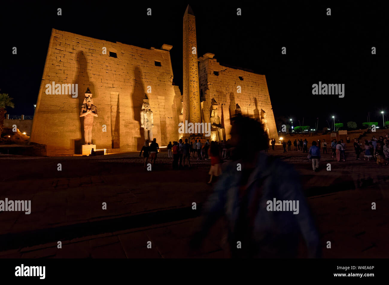 L'ultimo colosso (e la più recente aggiunta al primo pilone) è nella posizione Osirian, che contraddice con la vicina colossi Foto Stock