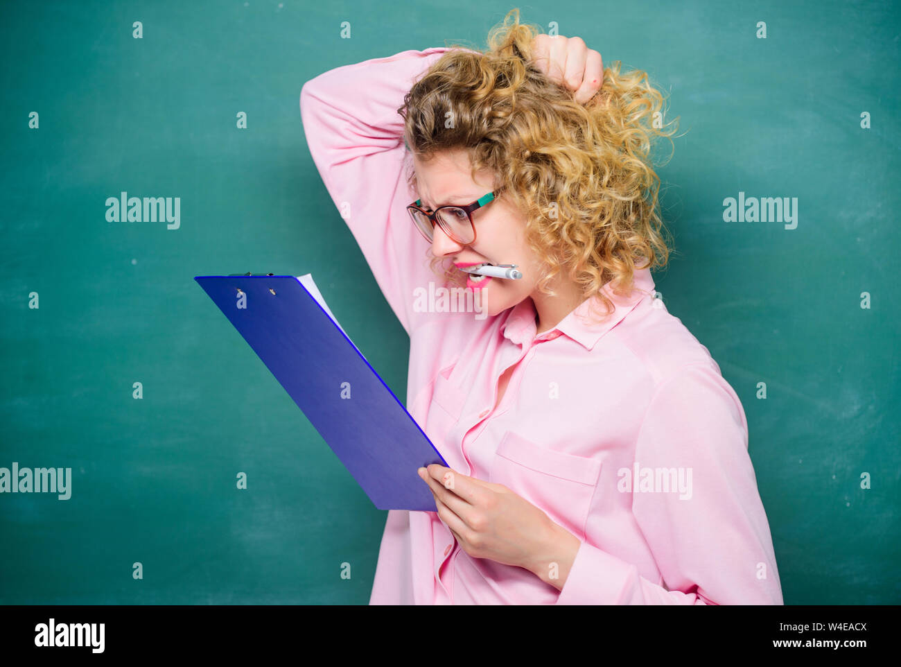 Progetto scuola. Il tutor compiti di controllo. Donna smart lady tenere documenti tablet. Leggere il profilo personale. Saggio di stima dei richiedenti. Insegnante di letteratura leggere composizione. Leggere impressionando riprendere. Foto Stock