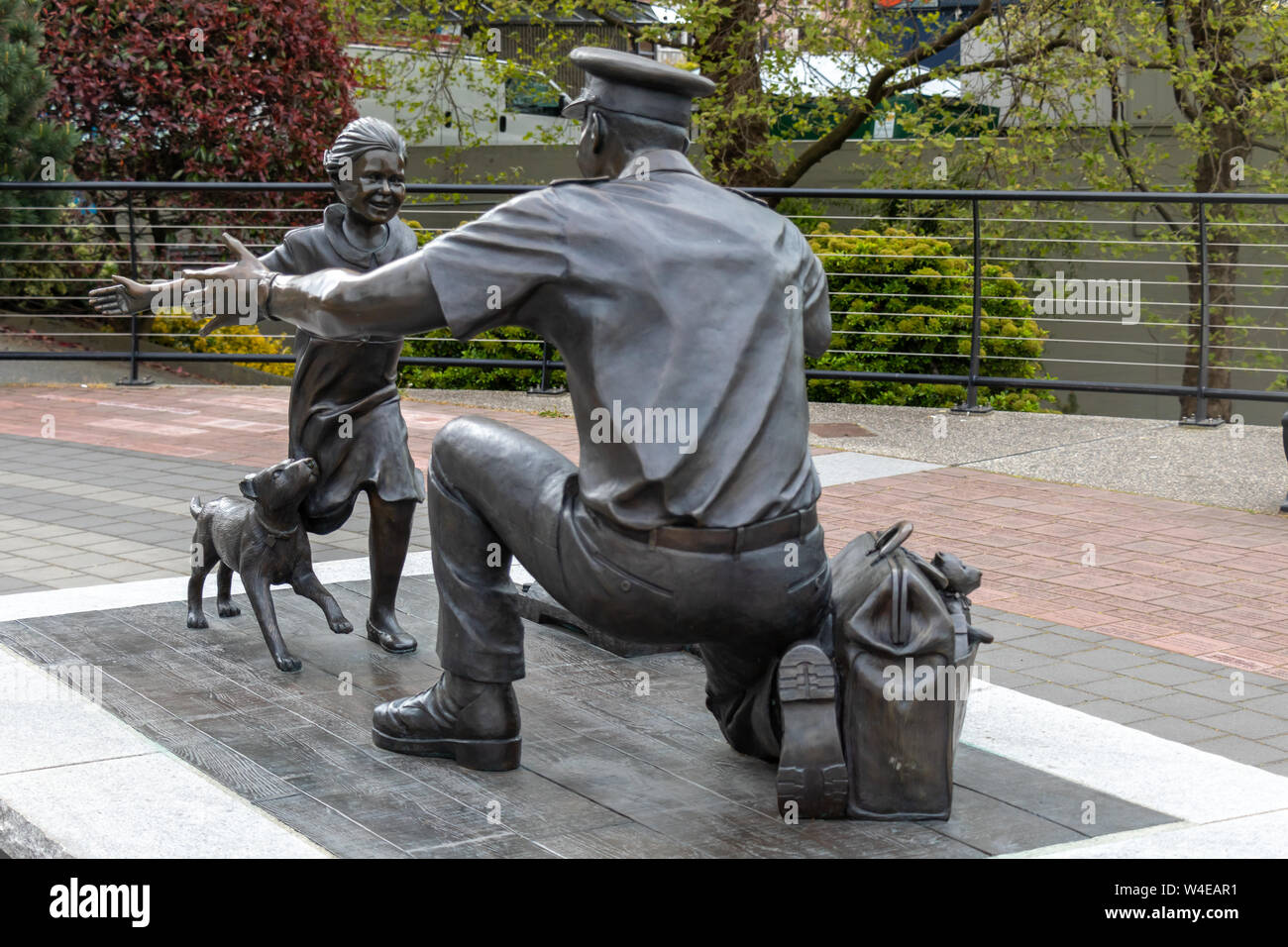 'L'Homecoming' statua in onore di forze armate canadesi in downtown Victoria, BC. Foto Stock