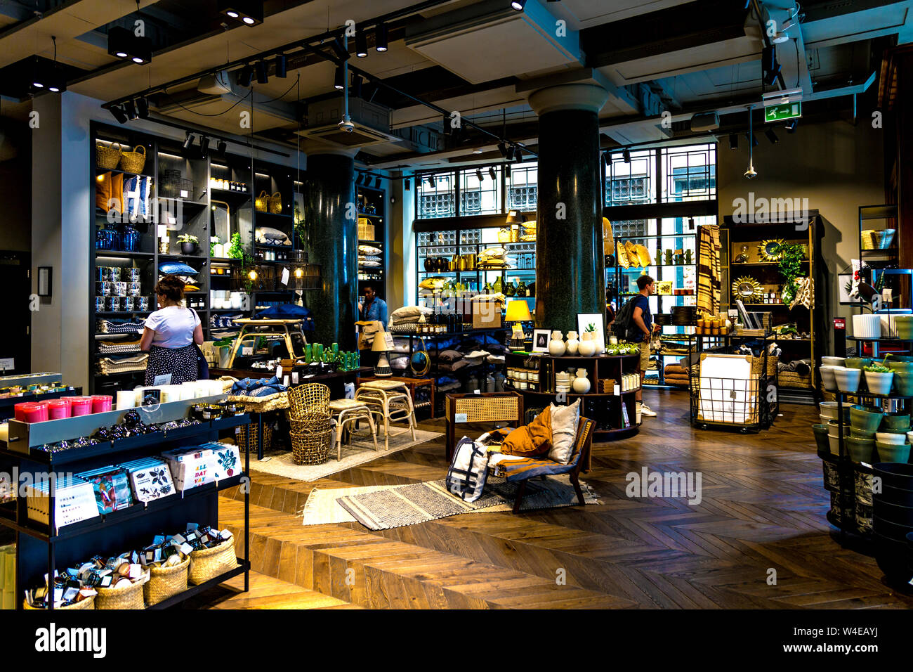 Interno di H&M Home casa store in Regent Street / Carnaby, London, Regno Unito Foto Stock