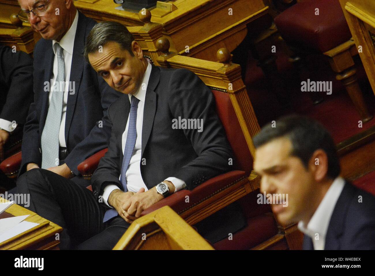 Primo Ministro greco Kyriakos Mitsotakis e presidente di SYRIZA, Alexis Tsipras visto durante il primo giorno di dichiarazioni sulla politica del nuovo governo greco al Parlamento greco ad Atene. Foto Stock