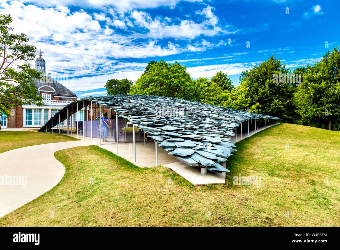 Serpentine Pavilion 2019 progettato dall architetto giapponese Junya Ishigami, Hyde Park, London, Regno Unito Foto Stock