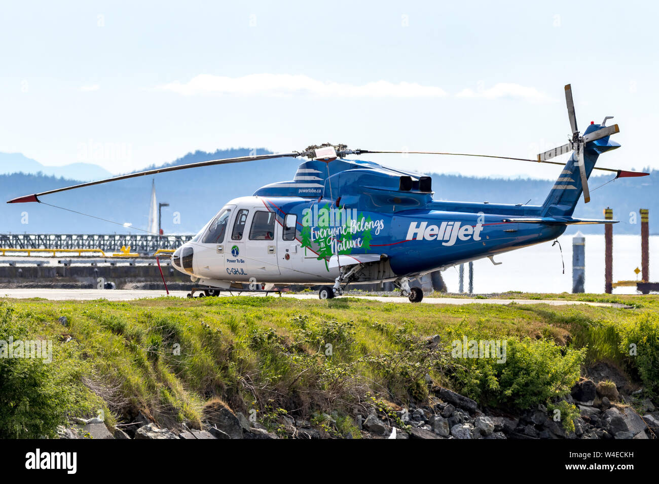 Helijet carta internazionale elicottero parcheggiato e vincolati a Helijet il Victoria base in James Bay. Foto Stock