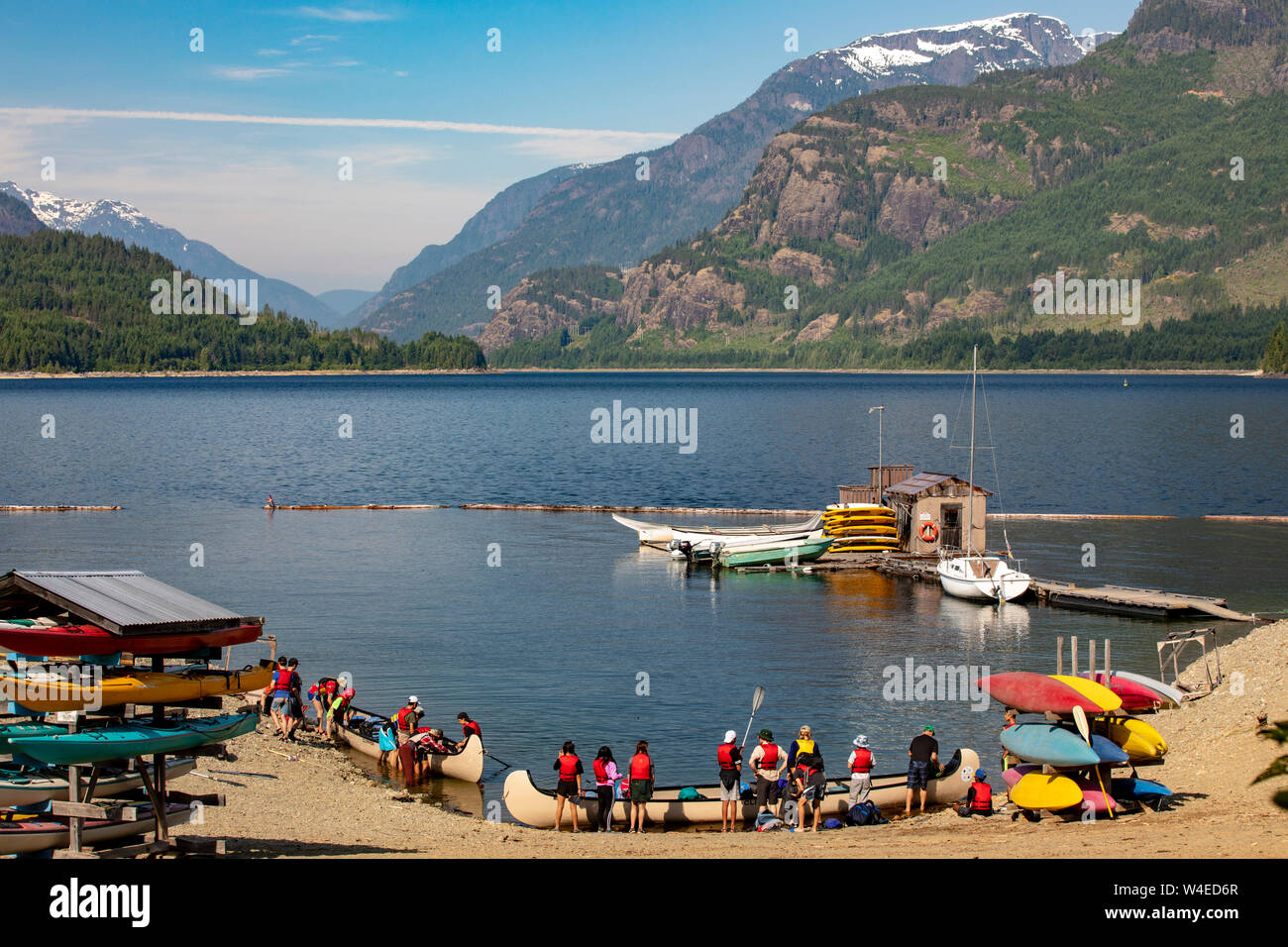 Un gruppo di bambini a Strathcona Park Lodge e Outdoor Education Centre in Strathcona Provincial Park, vicino a Campbell River, Isola di Vancouver, British Foto Stock