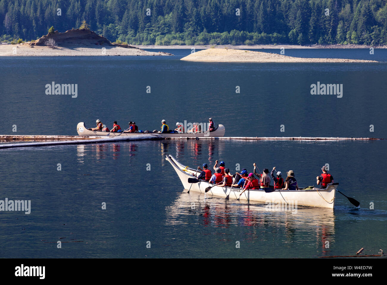 Bambini canoa sulla tomaia Campbell lago a Strathcona Park Lodge in Strathcona Provincial Park, vicino a Campbell River, Isola di Vancouver, British Columbia, Foto Stock