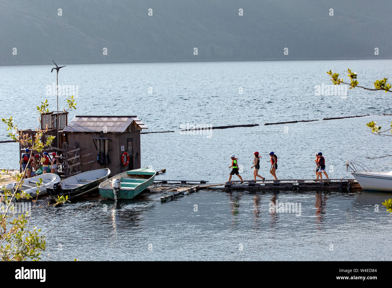 Un gruppo di bambini a Strathcona Park Lodge e Outdoor Education Centre in Strathcona Provincial Park, vicino a Campbell River, Isola di Vancouver, British Foto Stock