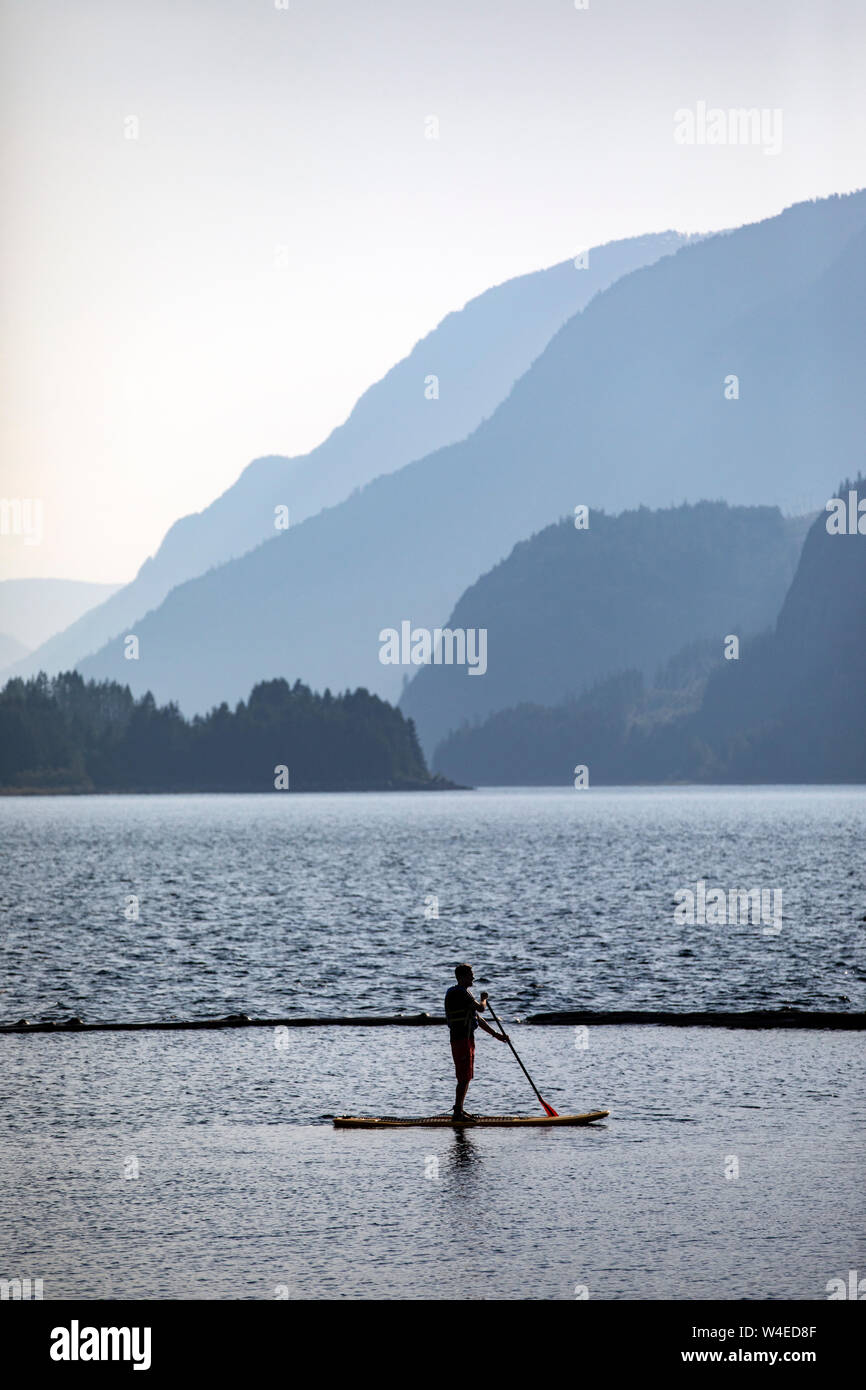 Stand-up Paddleboarding su superiore Campbell lago a Strathcona Park Lodge in Strathcona Provincial Park, vicino a Campbell River, Isola di Vancouver, British Foto Stock