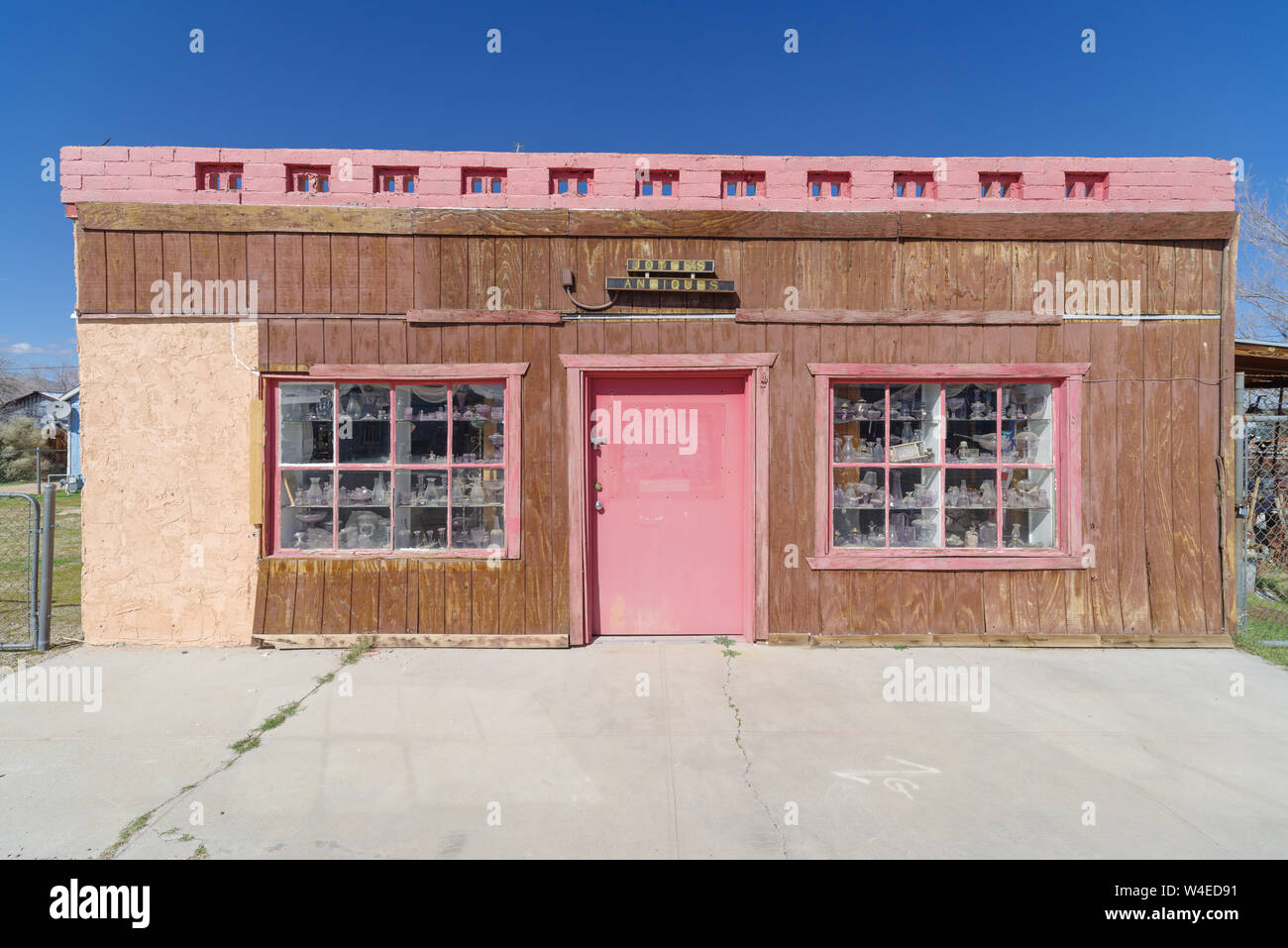 Un negozio di antiquariato nel deserto del Mojave, Inyokern, California. Foto Stock