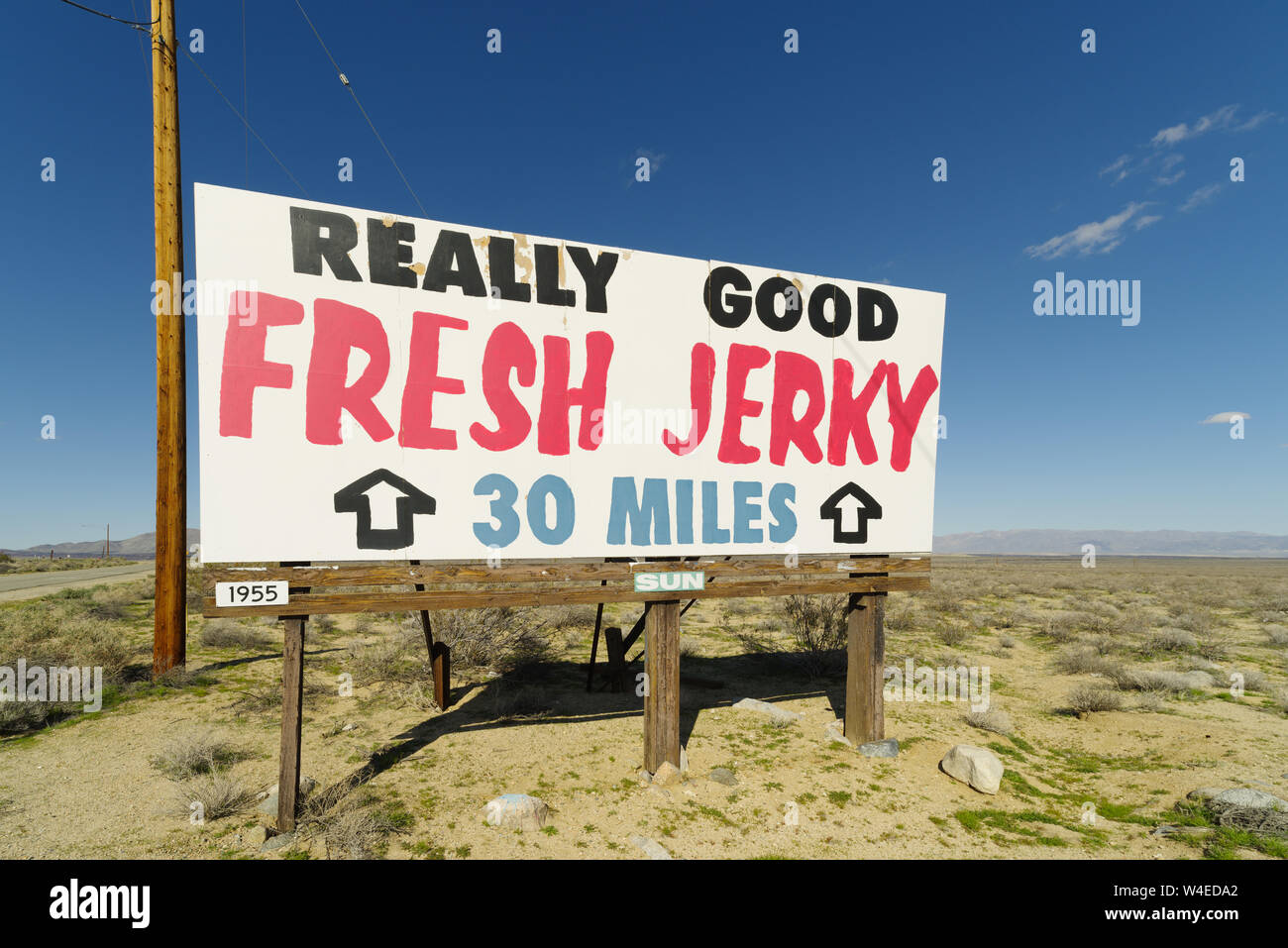 Cartelloni pubblicitari rurali a lato della strada nel deserto del Mojave che pubblicizzano il manzo a scatti. Foto Stock