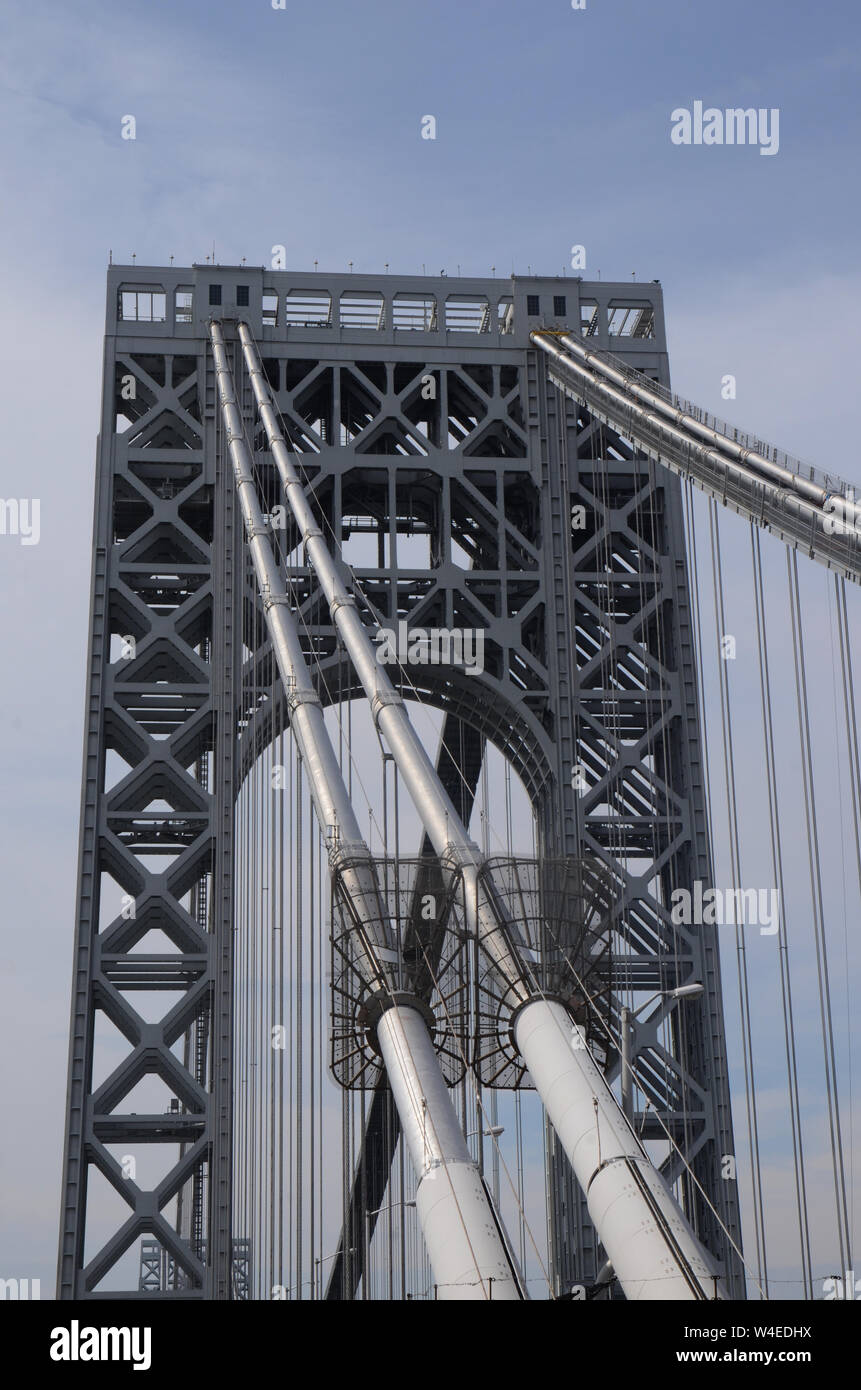 GWB: Un viaggio dal New Jersey a New York a piedi attraverso il ponte George Washington, offre una prospettiva unica della struttura famosa in tutto il mondo. Foto Stock