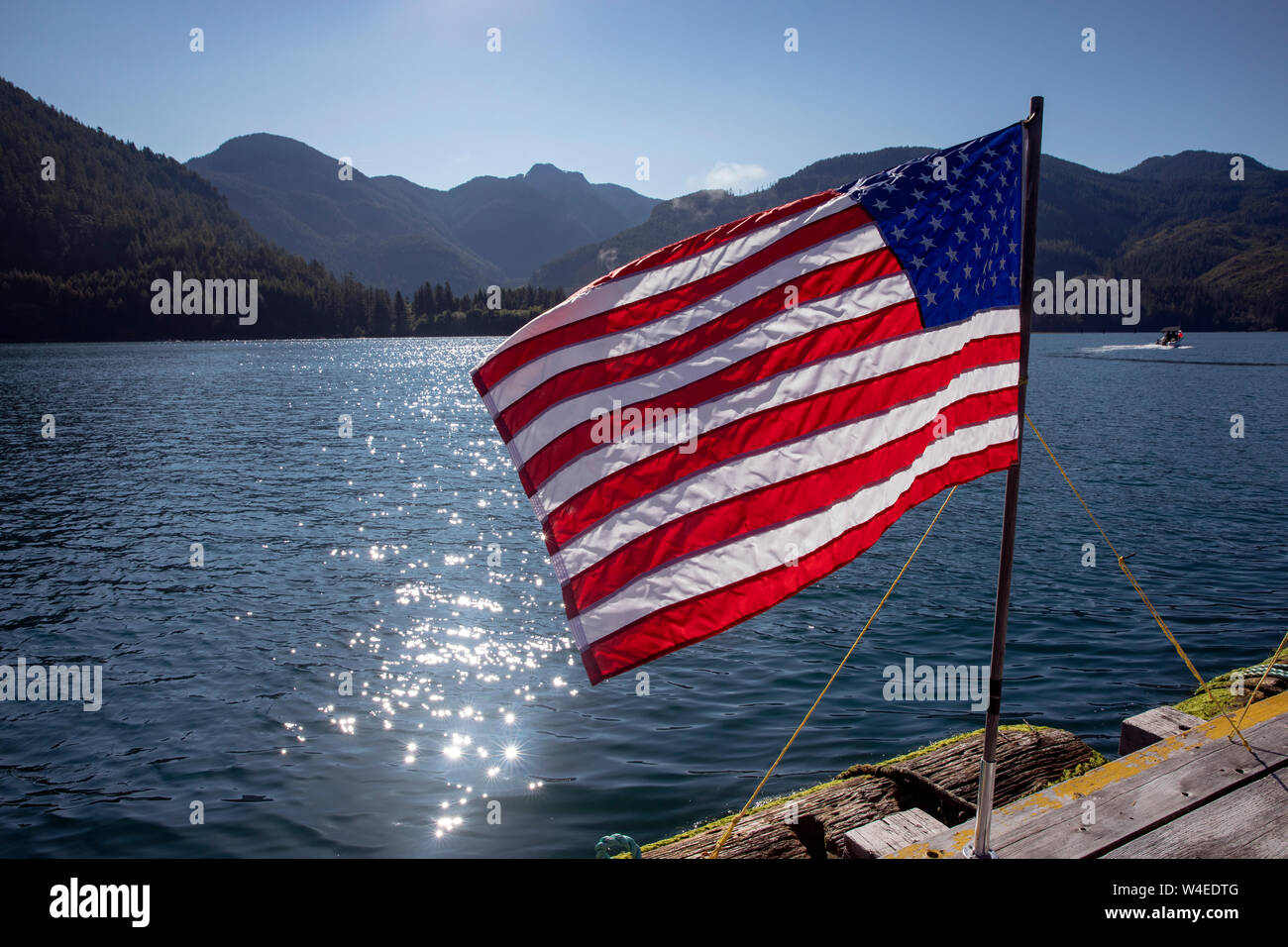 Bandiera americana a Westview Marina in Tahsis, vicino Gold River, Isola di Vancouver, British Columbia, Canada Foto Stock