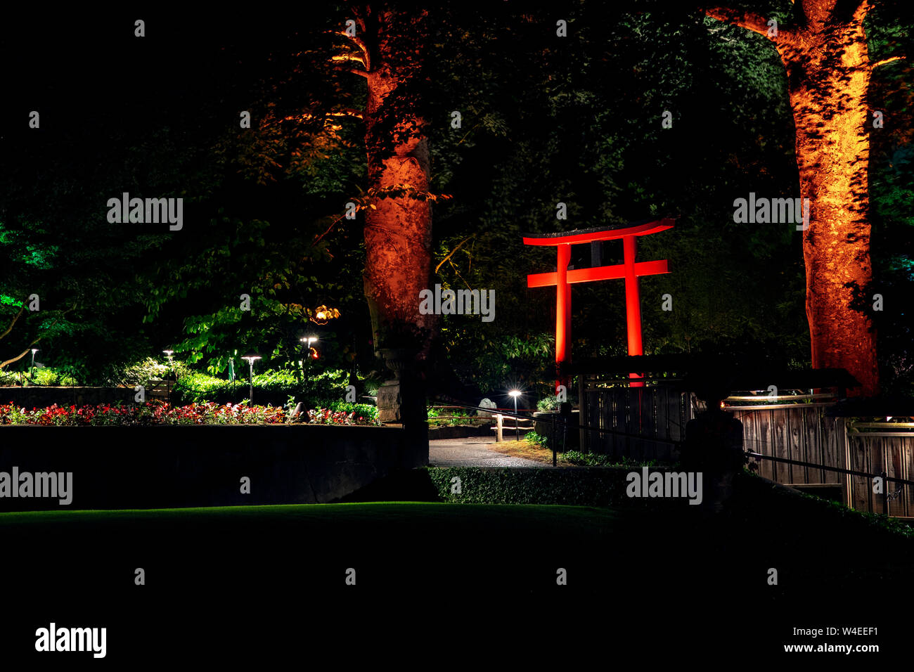 Torii il cancello di ingresso del giardino giapponese di Butchart Gardens - Brentwood Bay, vicino a Victoria, Isola di Vancouver, British Columbia, Canada Foto Stock