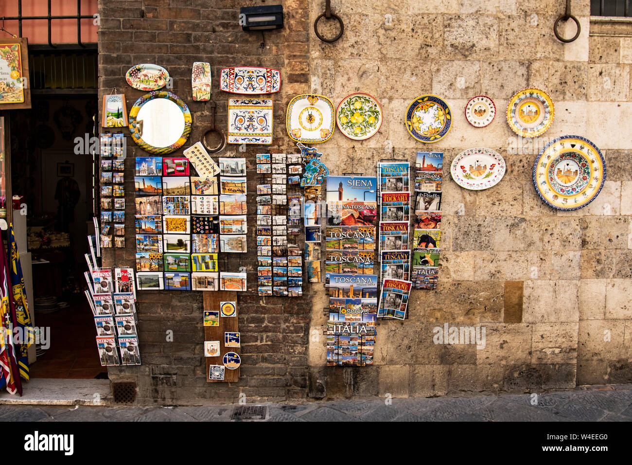 Negozio di souvenir a Siena, Italia visualizzazione intagliato a mano piastra, cartoline e una varietà di souvenir Foto Stock