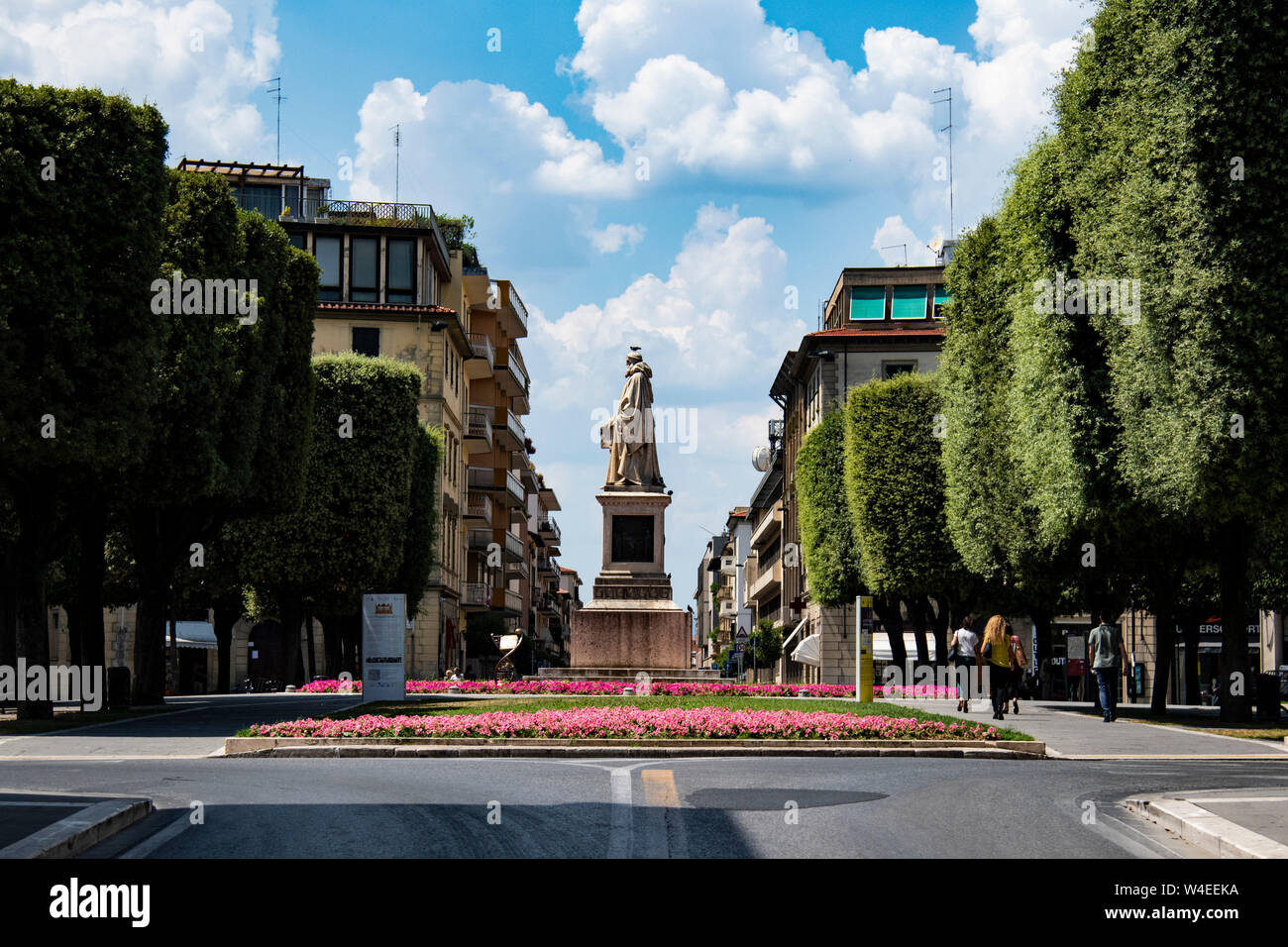 Veduta laterale della statua di Guido Monaco, Arezzo, Italia Foto Stock