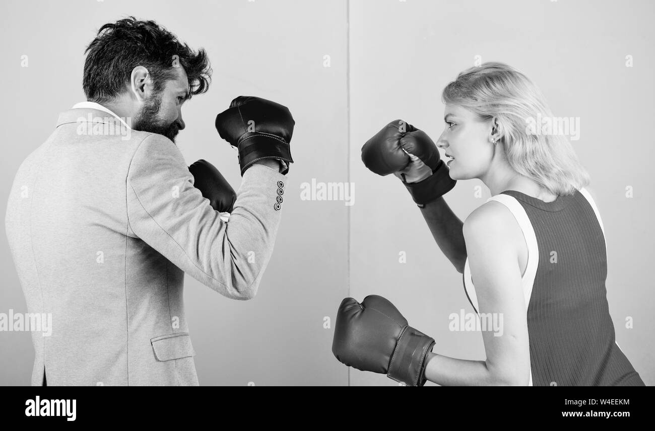 Uomo abito formale e atletico donna boxe lotta. Matura in amore competere nel pugilato. Maschi e femmine di boxer combattimenti a guanti. Concetto di dominazione. Battaglia di genere. Sesso parità di diritti. La parità tra i sessi. Foto Stock