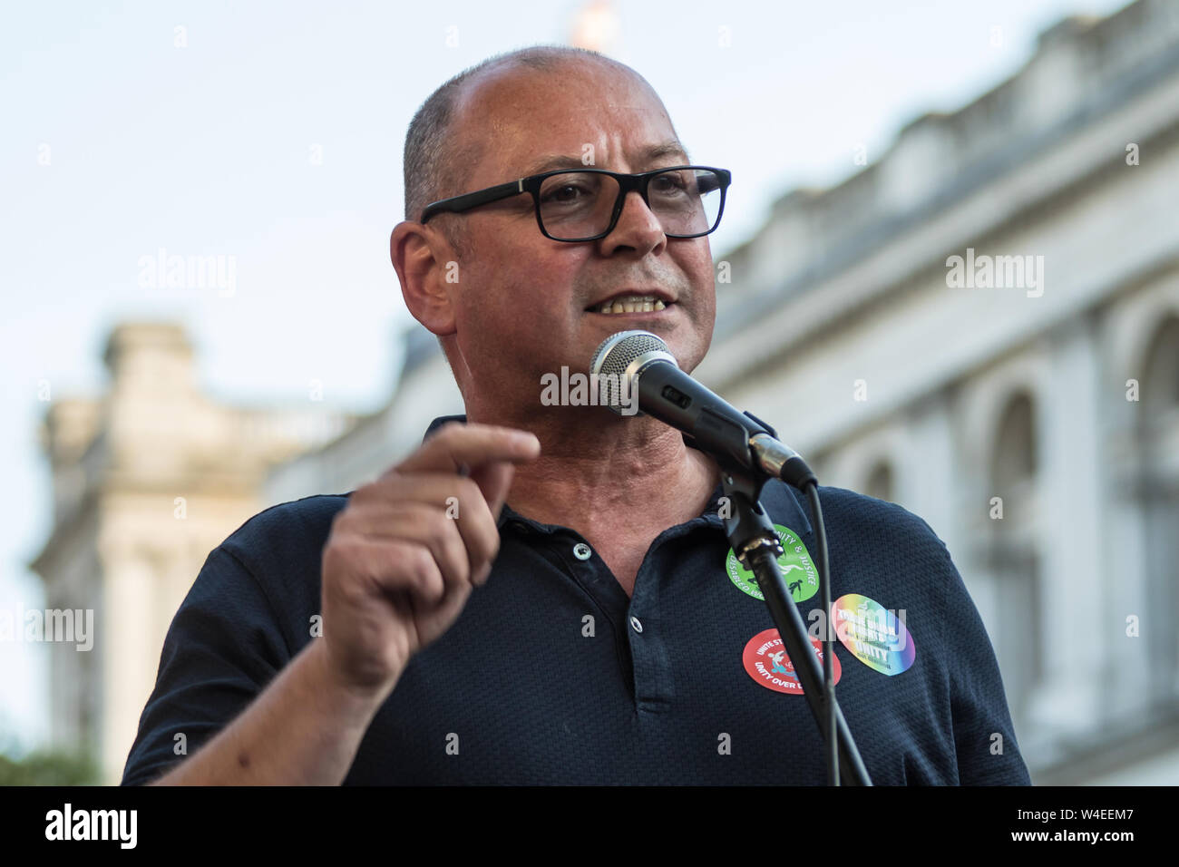 Londra, UK, 22 luglio, 2019. Steve Turner, Assistente del Segretario Generale dell Unione uniscono, indirizzi di centinaia di manifestanti radunati fuori di Downing Street per la domanda di una elezione generale ora! In un rally organizzato dall'Assemblea popolare contro austerità. Credito: David Rowe/Alamy Live News Foto Stock