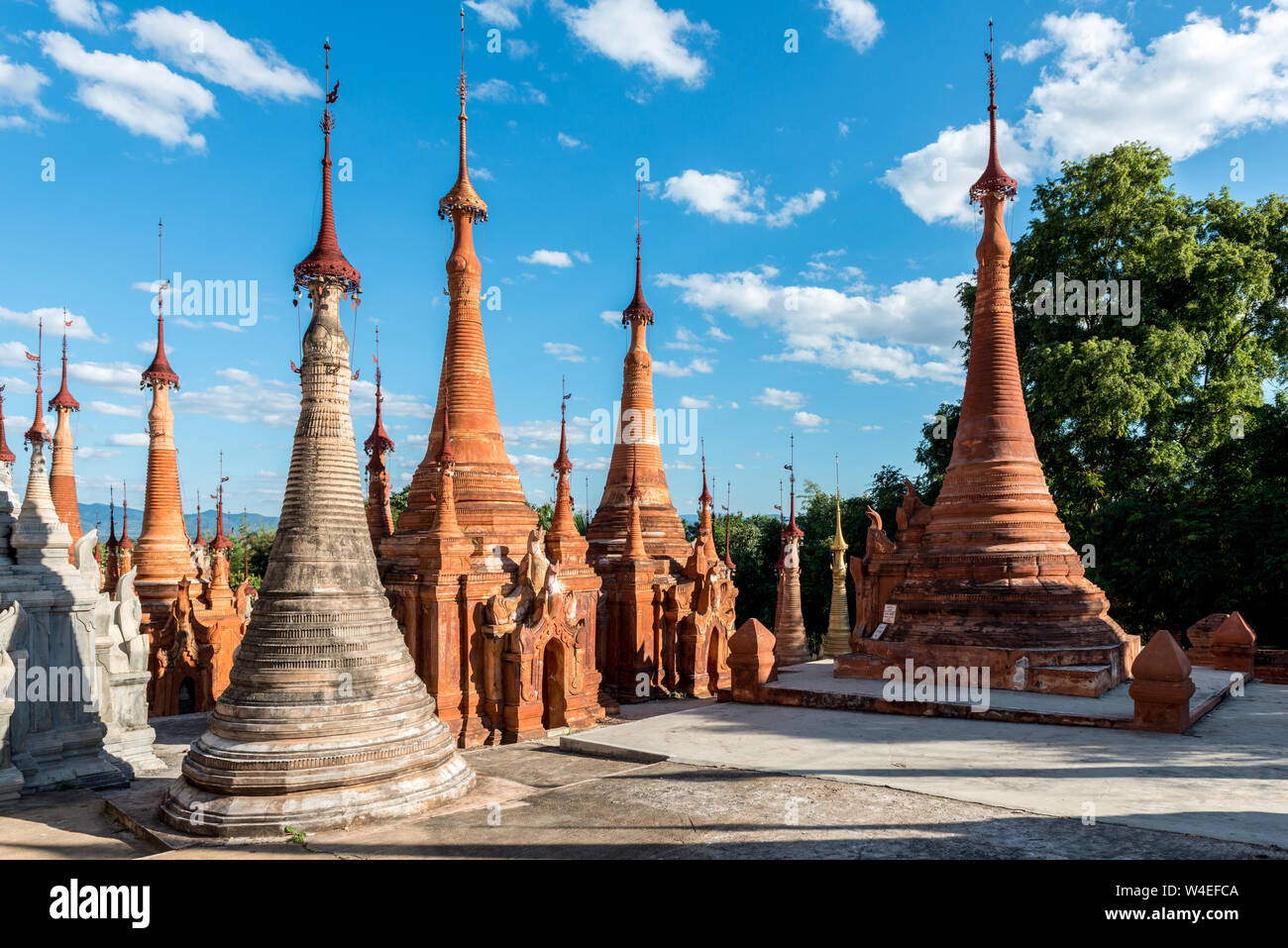 Lago Inle, MYANMAR - 30 novembre, 2018: ampio angolo foto di bella architettura del Tempio Indein, punto di riferimento del Lago Inle, Myanmar Foto Stock