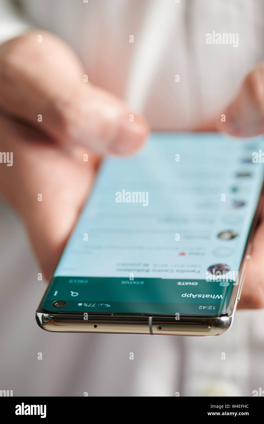 New york, Stati Uniti d'America - 22 luglio 2019: Utilizzando whatsapp mobile app vista ravvicinata, smartphone nelle mani Foto Stock