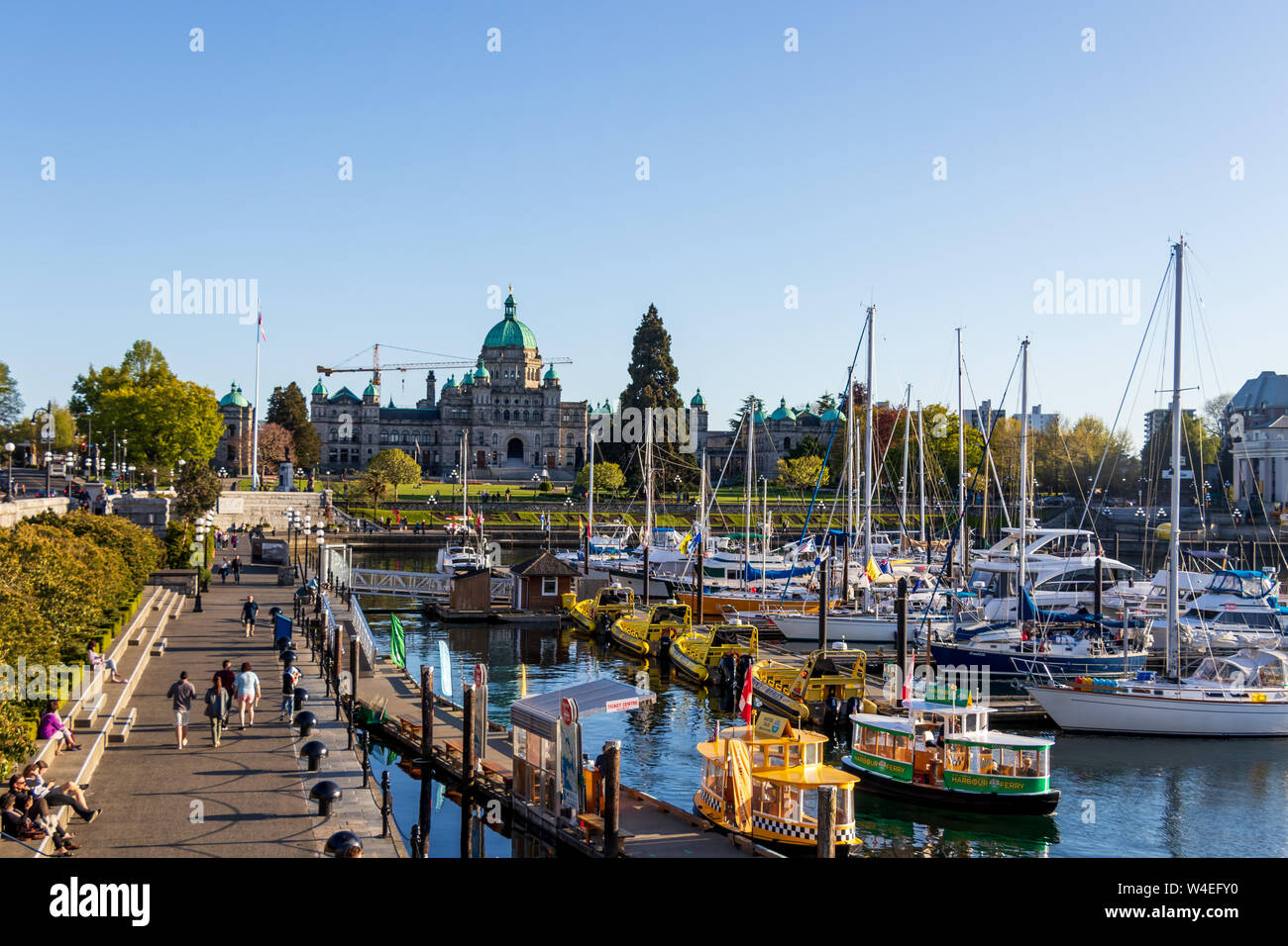 Assemblea Legislativa della British Columbia palazzo visto sopra central downtown imbarcazione marina in Victoria, BC. Foto Stock