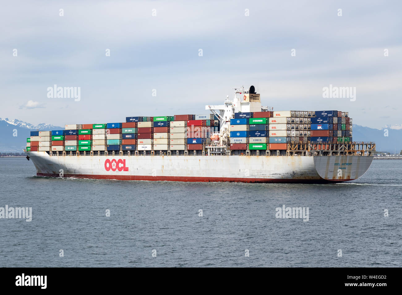 OOCL Anversa nave container vicino alla sua destinazione, il porto di Vancouver che arrivano da Kaohsiung, Taiwan. Foto Stock