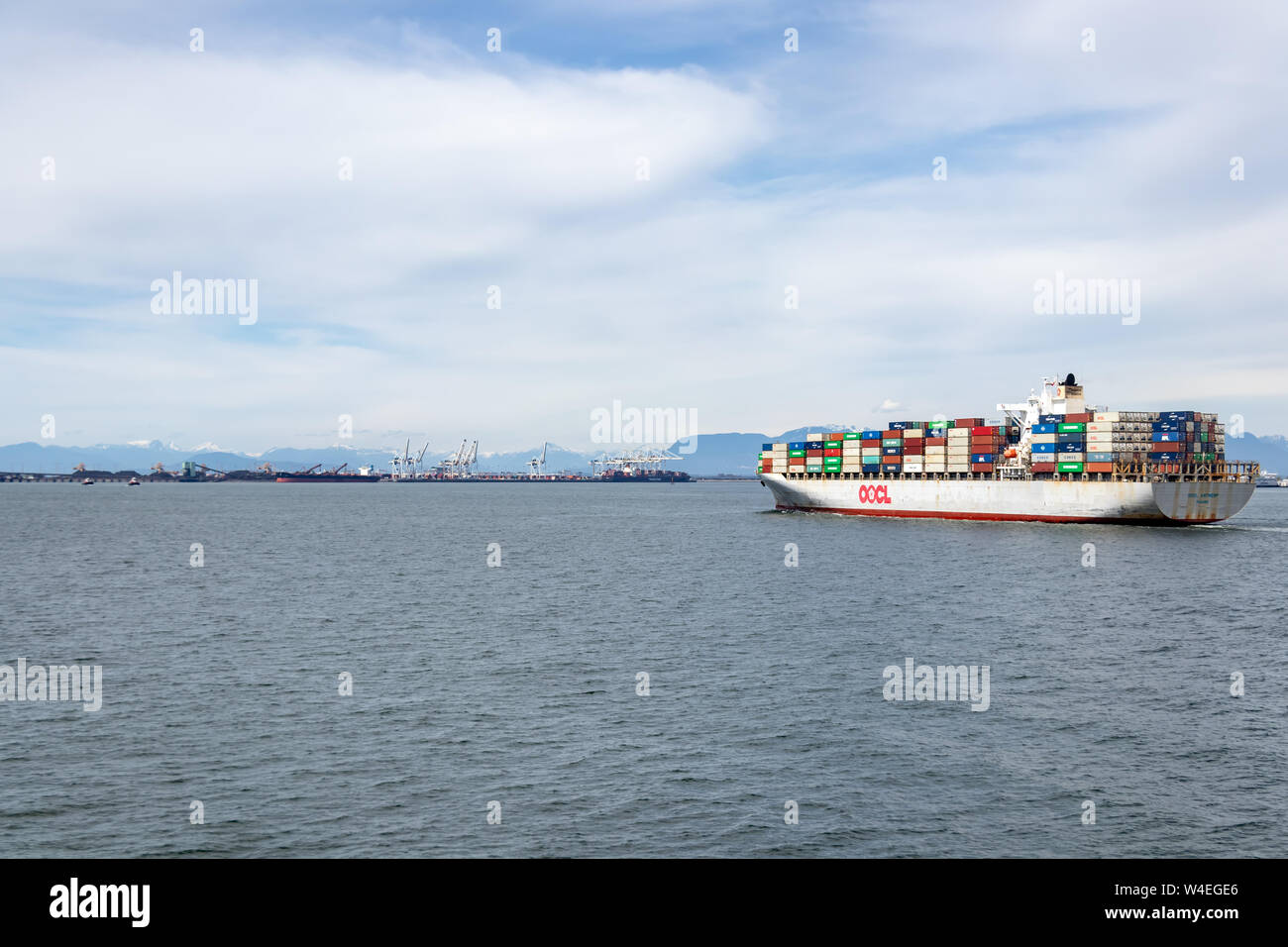 Contenitore navi di proprietà e gestito da Orient Overseas Container Line vicino alla sua destinazione Vancouver, BC proveniente da Kaohsiung, Taiwan. Foto Stock