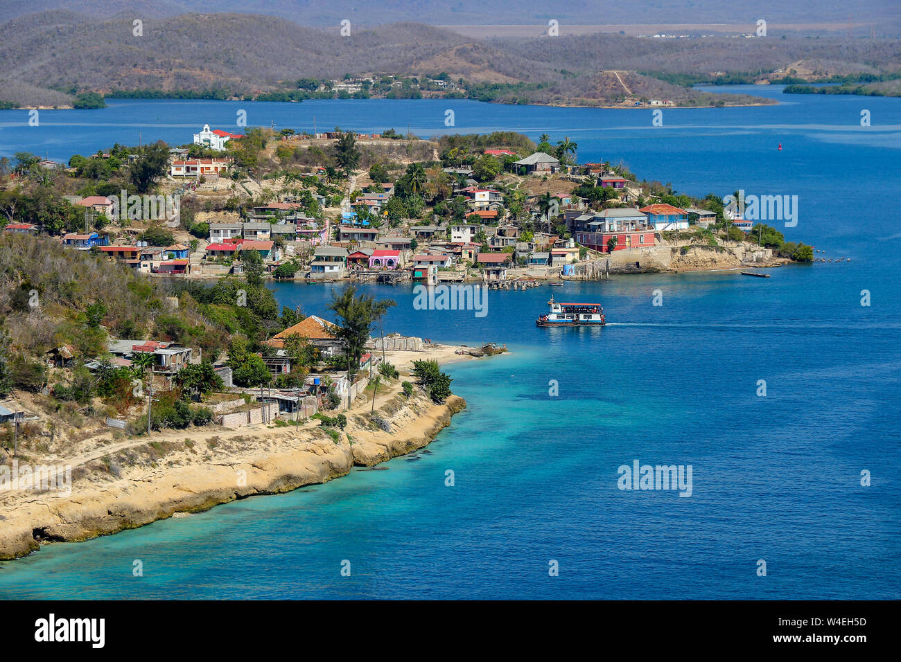 Vista della baia di Santiago de Cuba visto dal Castillo de San Pedro de la Roca, aka Castillo del Morro Morro (castello) Foto Stock