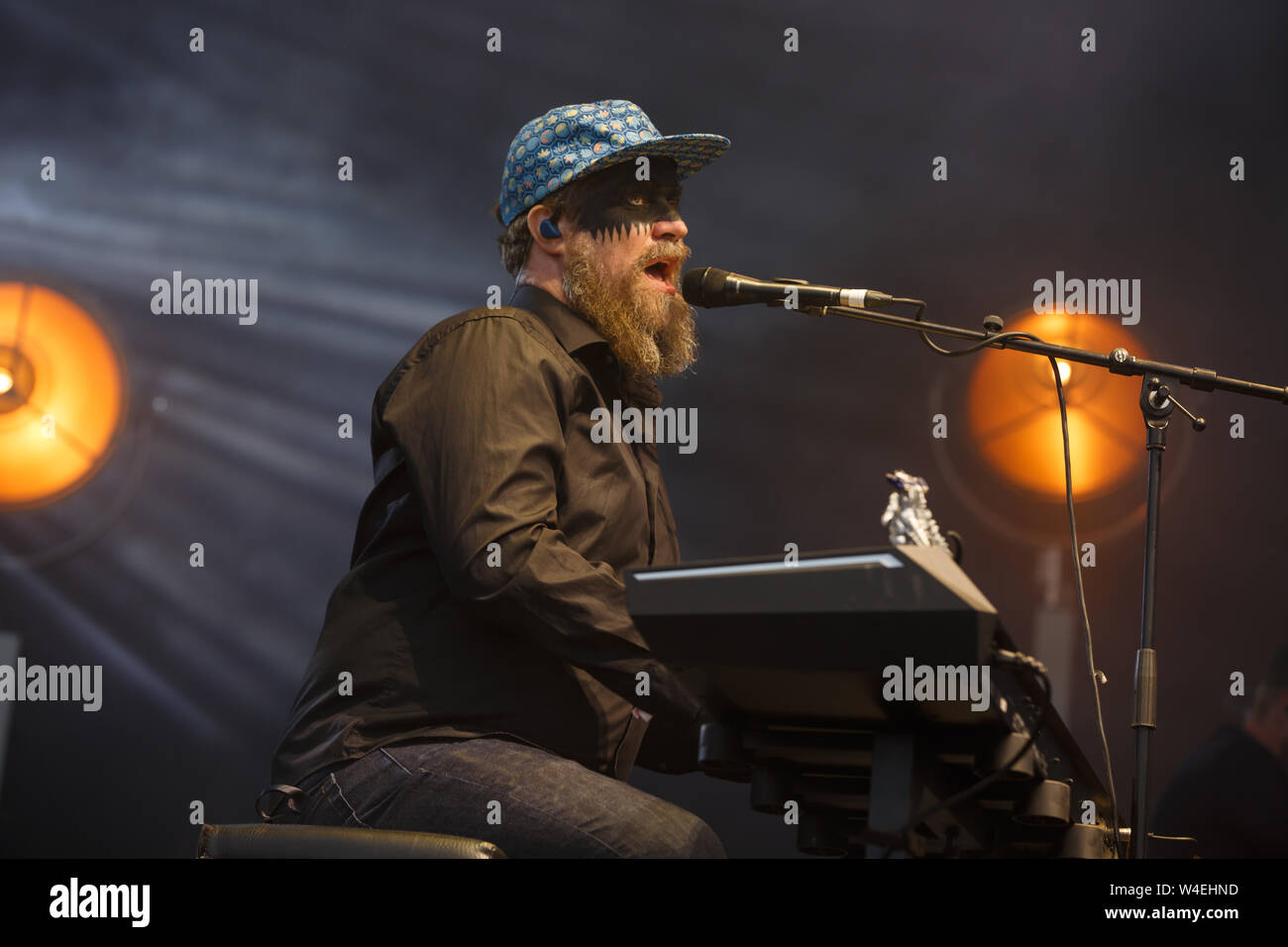 Jodrell Bank, Cheshire. 21 Luglio, 2019. John Grant suona dal vivo sul palco principale al Bluedot Festival 2019 tenutasi nell'ombra del telescopio Lovell. Foto Stock