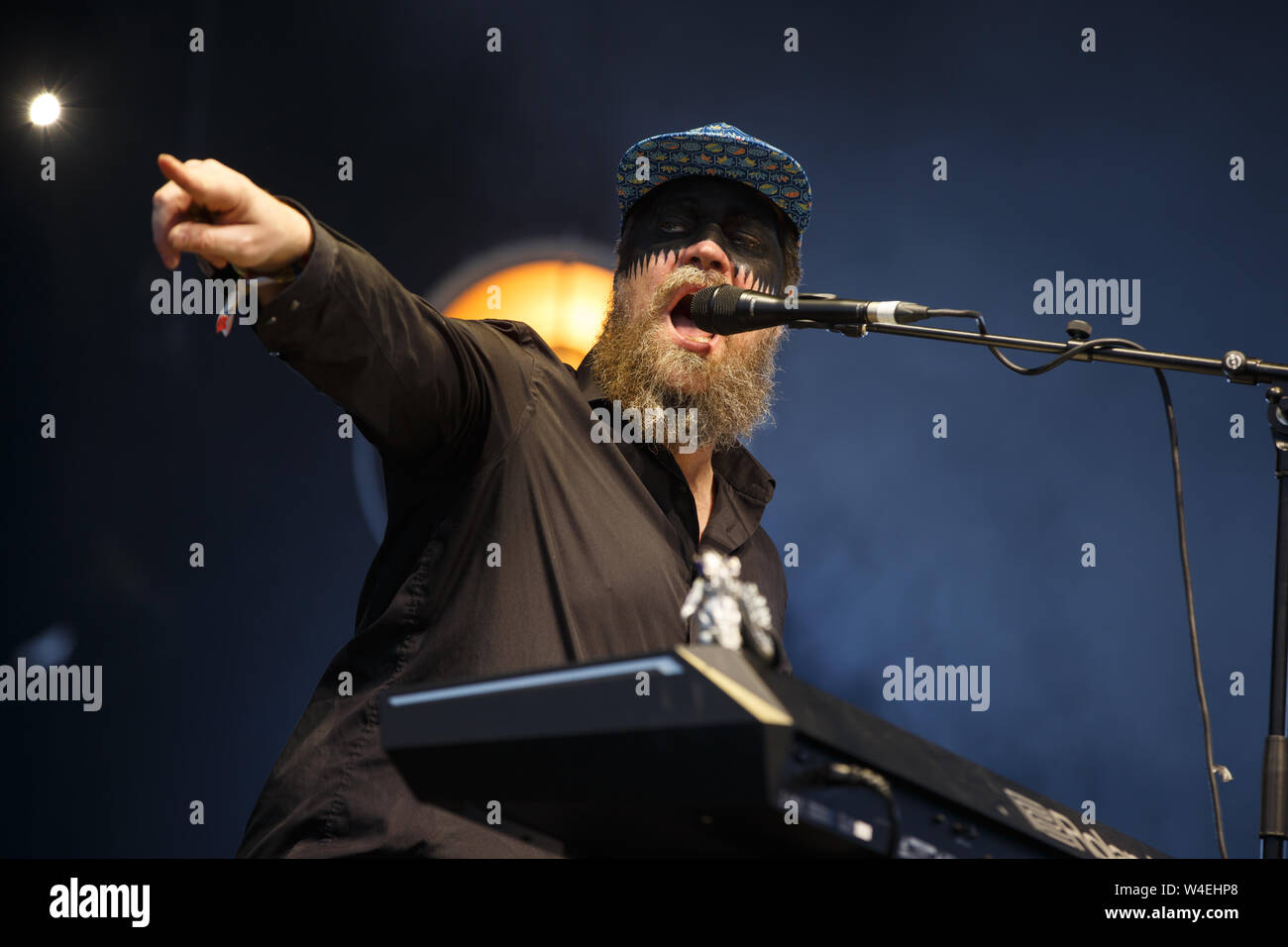 Jodrell Bank, Cheshire. 21 Luglio, 2019. John Grant suona dal vivo sul palco principale al Bluedot Festival 2019 tenutasi nell'ombra del telescopio Lovell. Foto Stock