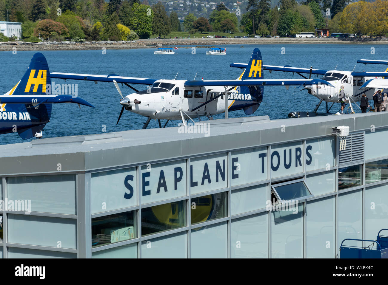 Edificio Seaviolane Tours al Vancouver Harbour Flight Center con idrovolanti Harbour Air sullo sfondo. Foto Stock