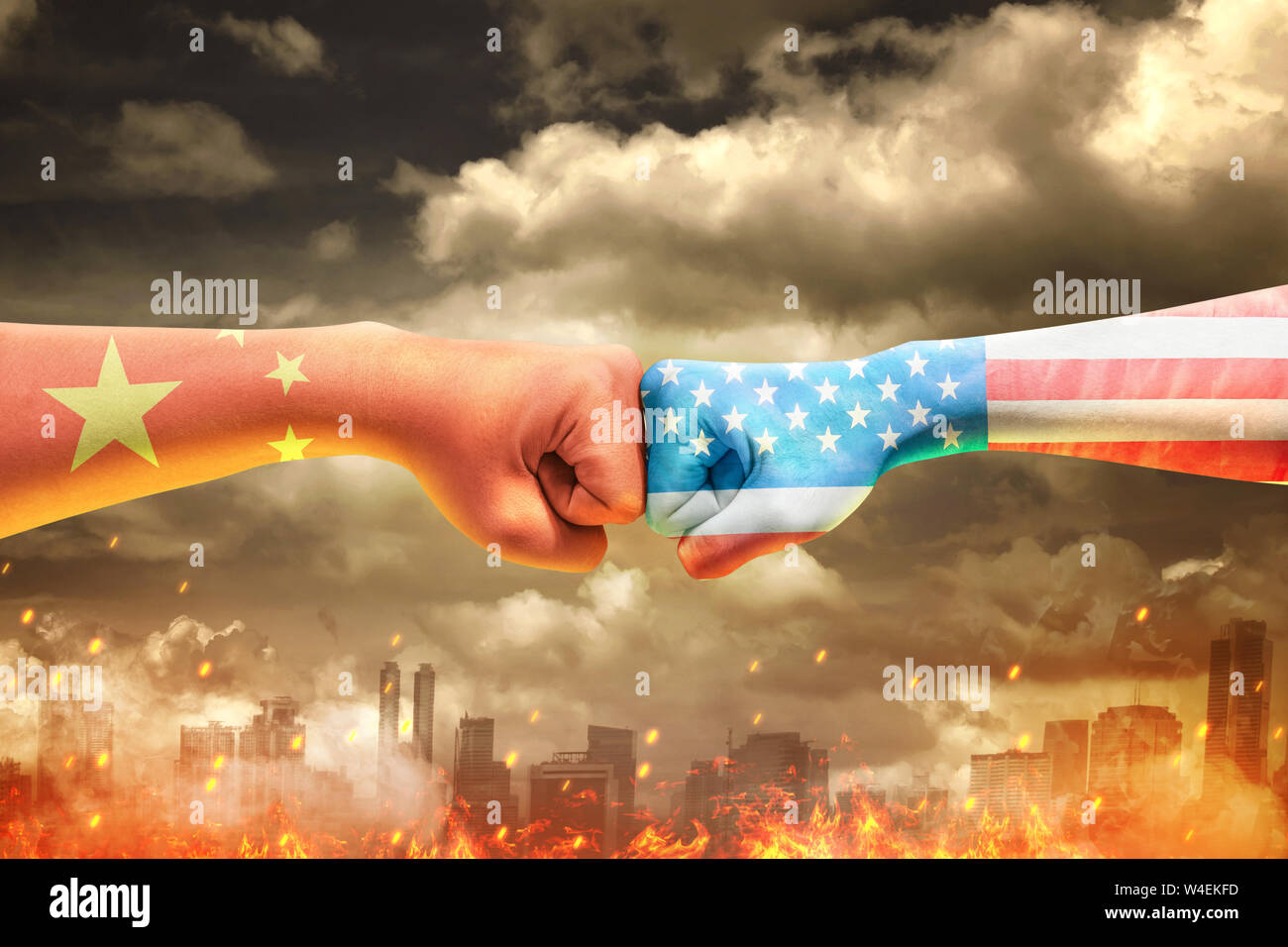 Le mani di due uomini con il cinese la pelle e pelle americana andando a sbattere i loro pugni oltre il drammatico sfondo. Guerra commerciale cinese contro America Foto Stock