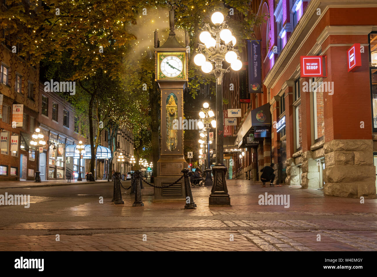 Mondo-famoso Gastown orologio a vapore sull'Acqua San nel centro cittadino di Vancouver, BC di notte. Foto Stock