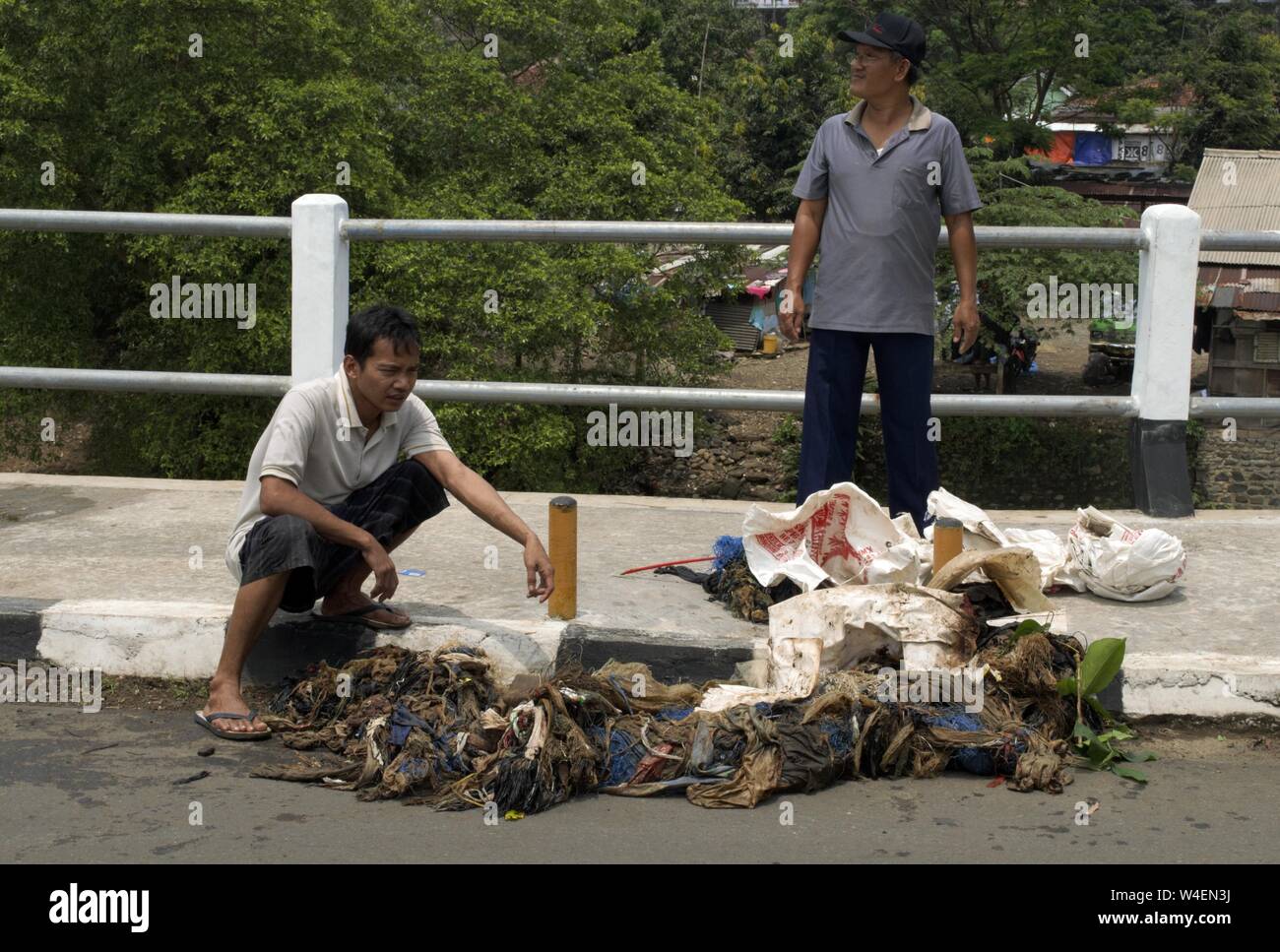 Bogor, West Java, Indonesia - Luglio 2019 : Le persone lavorano insieme nel cestino di raccolta nel loro quartiere. Foto Stock