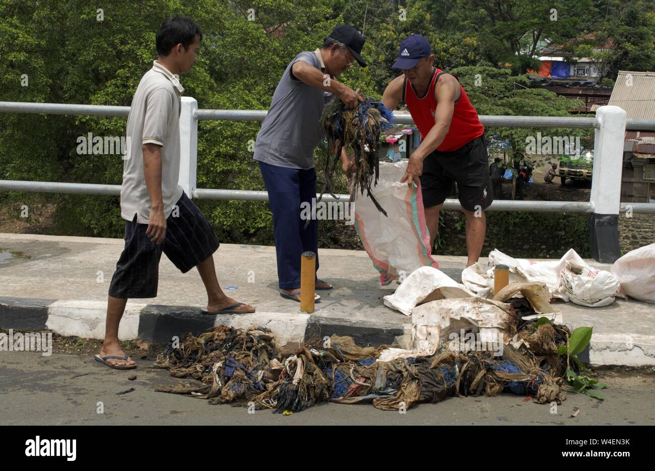 Bogor, West Java, Indonesia - Luglio 2019 : Le persone lavorano insieme nel cestino di raccolta nel loro quartiere. Foto Stock