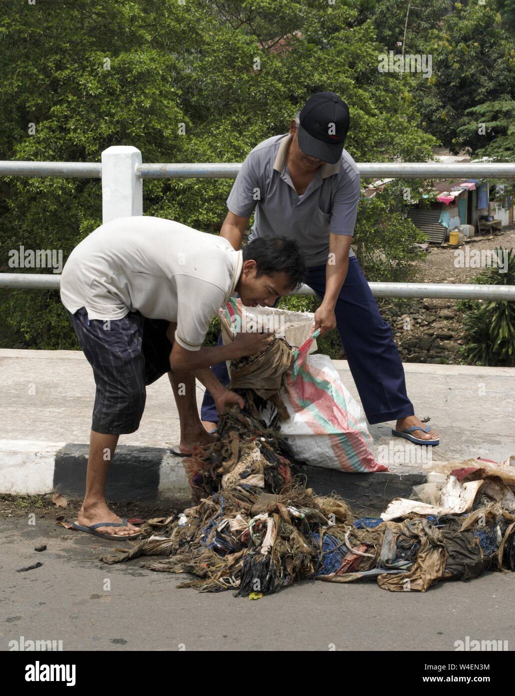 Bogor, West Java, Indonesia - Luglio 2019 : Le persone lavorano insieme nel cestino di raccolta nel loro quartiere. Foto Stock