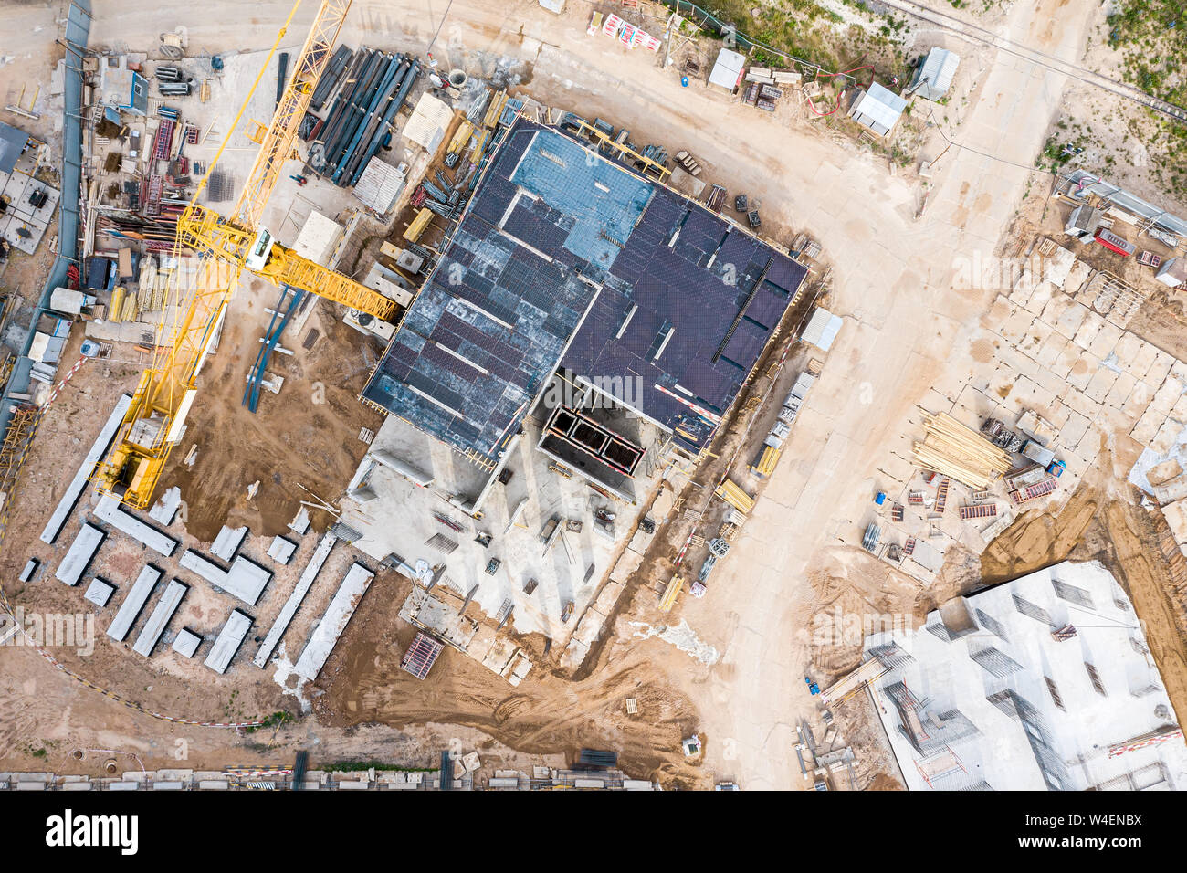 Costruzione cassero di formatura in sito in costruzione. antenna di tipo "topdown" vista di alto edificio di appartamenti in costruzione Foto Stock