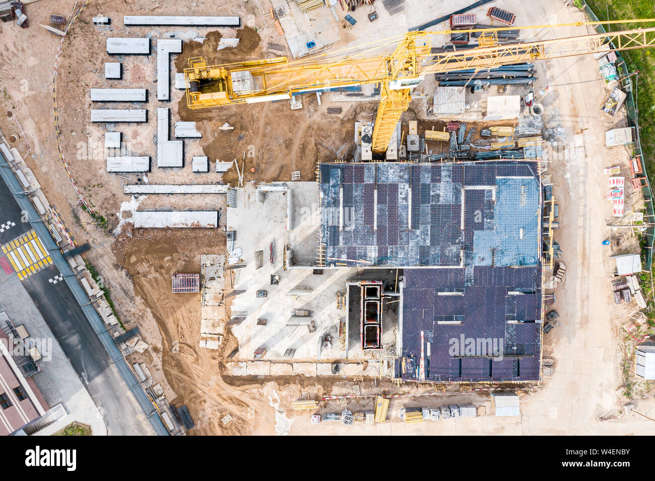 Antenna vista superiore della città sito in costruzione. telaio monolitico la costruzione di un edificio Foto Stock