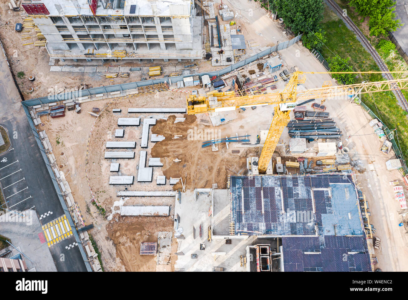 Antenna vista superiore del sito in costruzione. macchine industriali e la costruzione di nuovi edifici di appartamenti Foto Stock