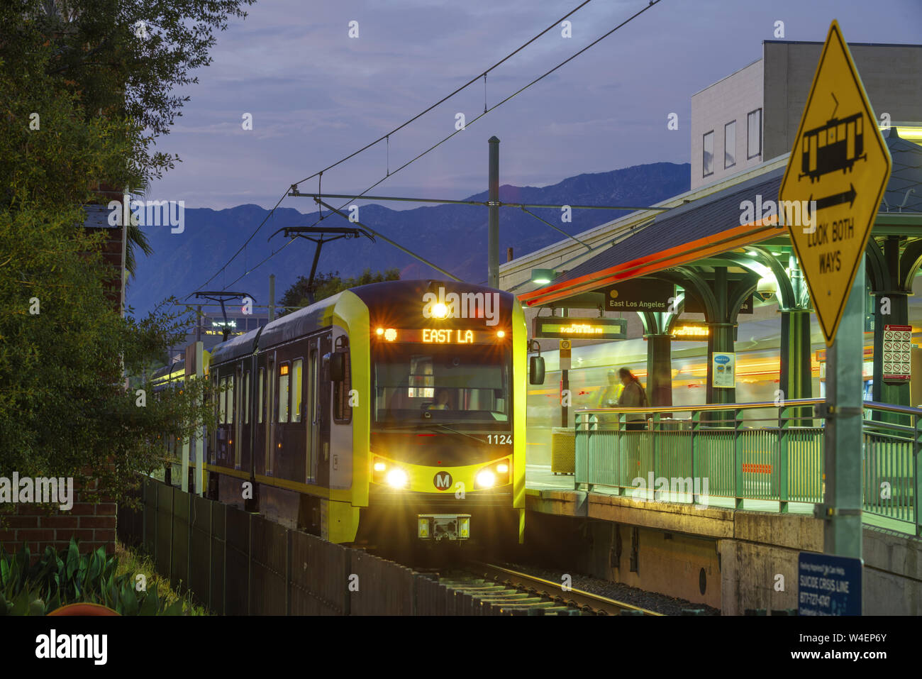 La stazione della metropolitana di Fillmore a Pasadena include un treno della Gold Line in rotta verso East Los Angeles. Foto Stock