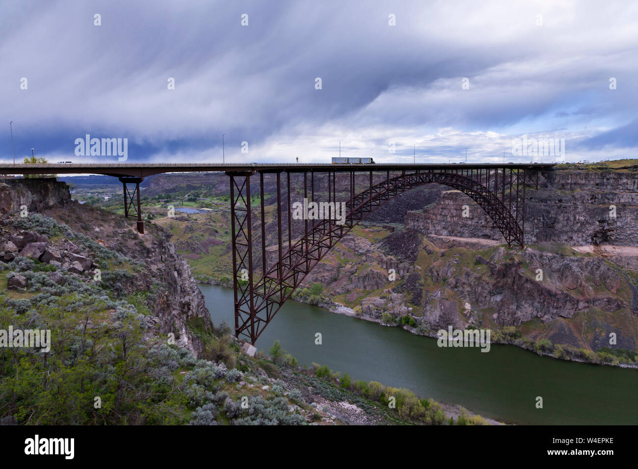 Il I. B. Perrine Bridge porta US Highway 93 traffico su Snake River Canyon in Twin Falls, ID. Il 1500 piedi lungo quattro-lane truss arco era comp Foto Stock