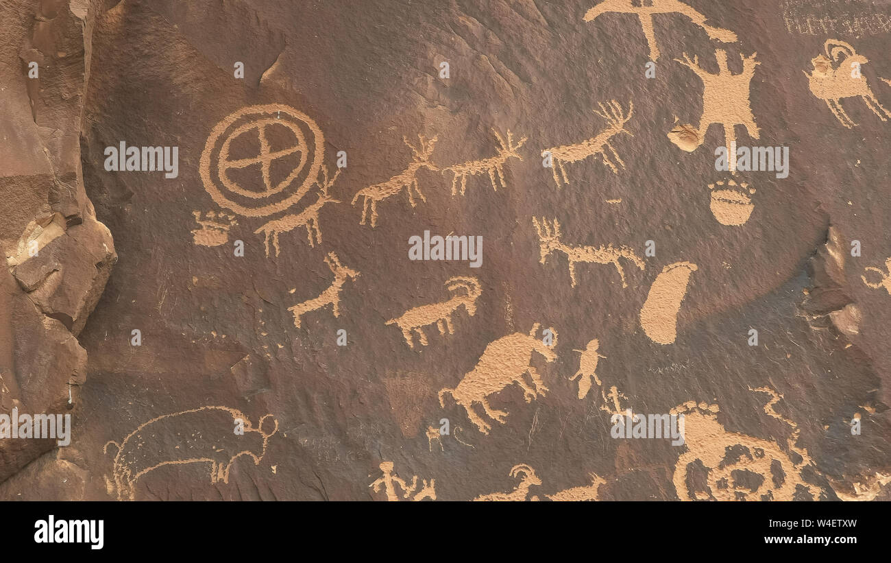 Arte Indiana e i simboli sul newspaper rock in Utah Foto Stock