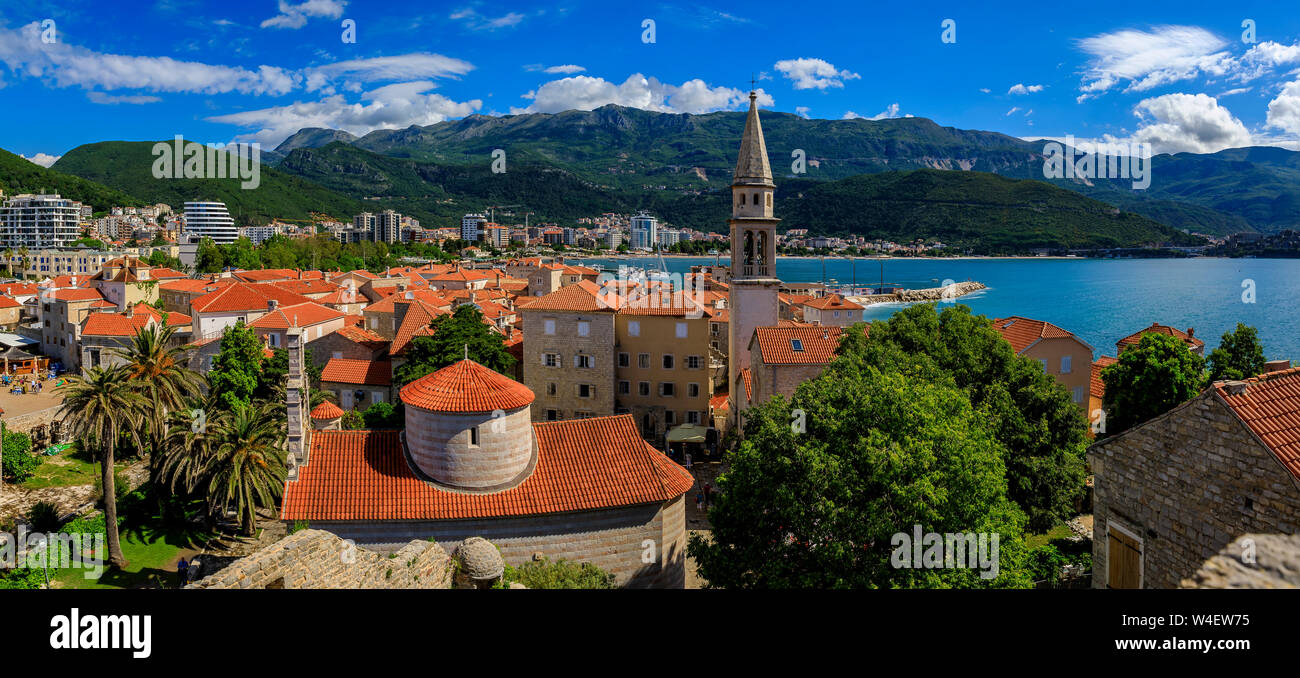 Vista aerea di Budva città vecchia medievale dalla Cittadella con la chiesa della Santa Trinità e il Mare Adriatico con Richard s Head beach in Montenegro, Balcani Foto Stock