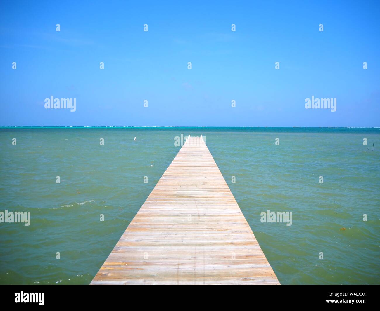 Pier in mare. Un pontile in legno fino all'oceano. Foto Stock