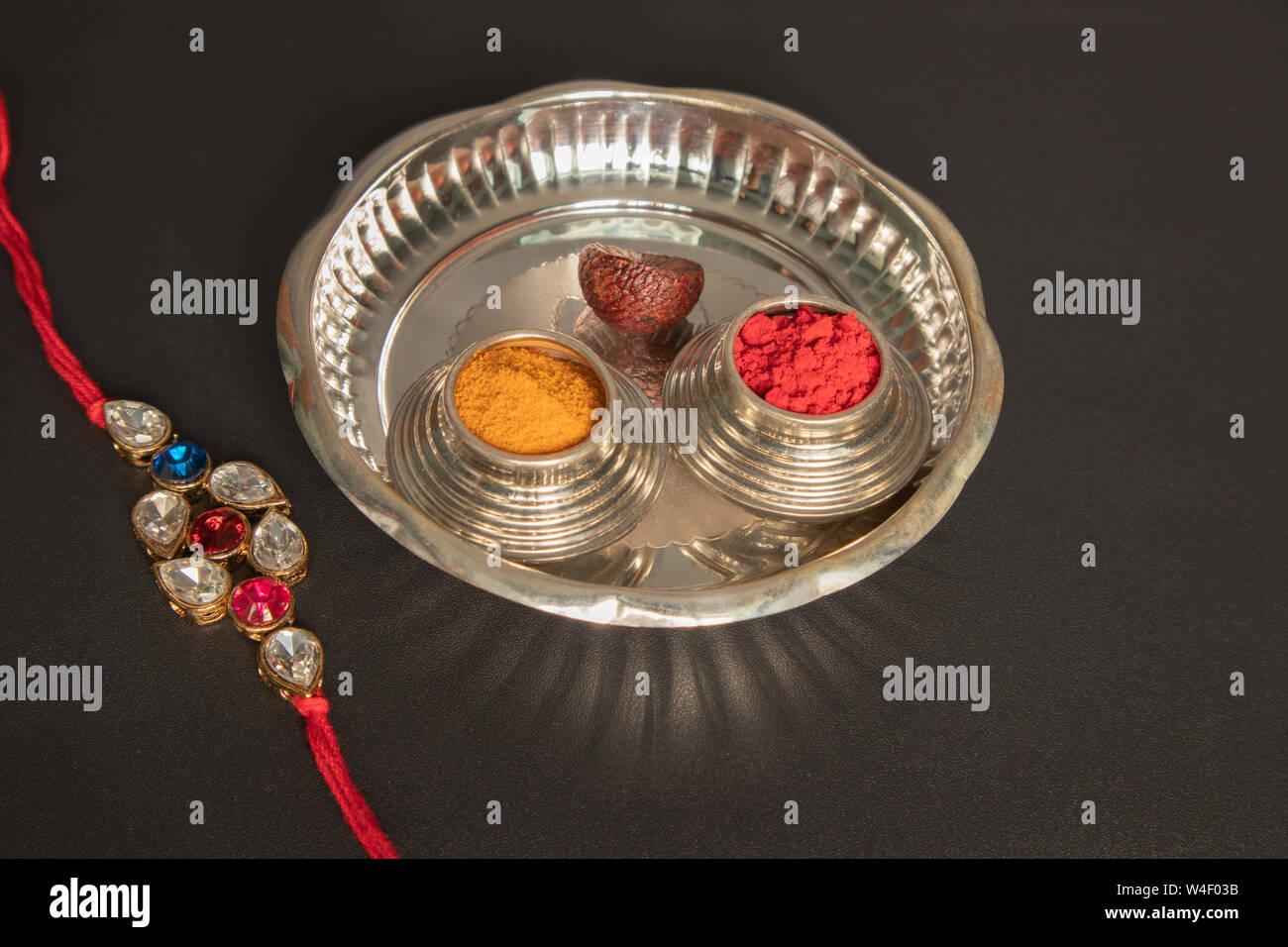 Raksha Bandhan raakhi o rakhi tradizionalmente cerimonia Indù, sorelle di tutte le età legare un talismano, o amuleto chiamato rakhi ai polsi a fratelli Foto Stock