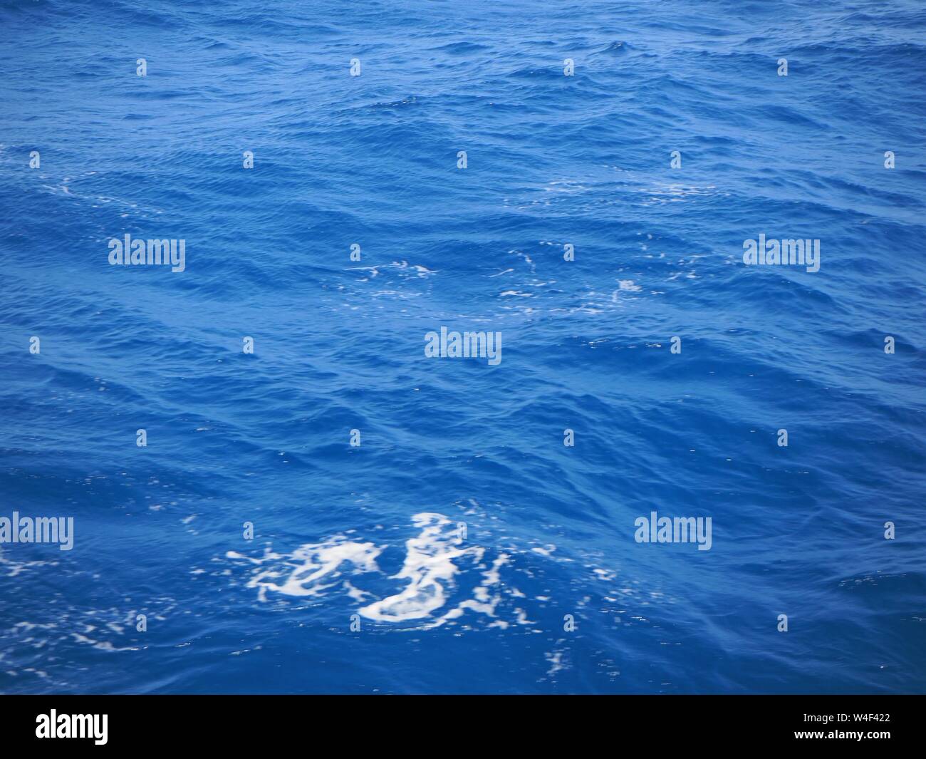 Il profondo blu del mare o oceano. Acque tropicali nel carabbean. Foto Stock