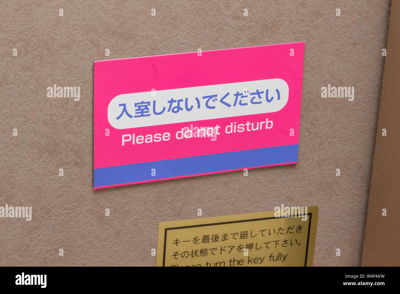 Porta della camera di albergo con il cartello non disturbare(giapponese e inglese) Foto Stock